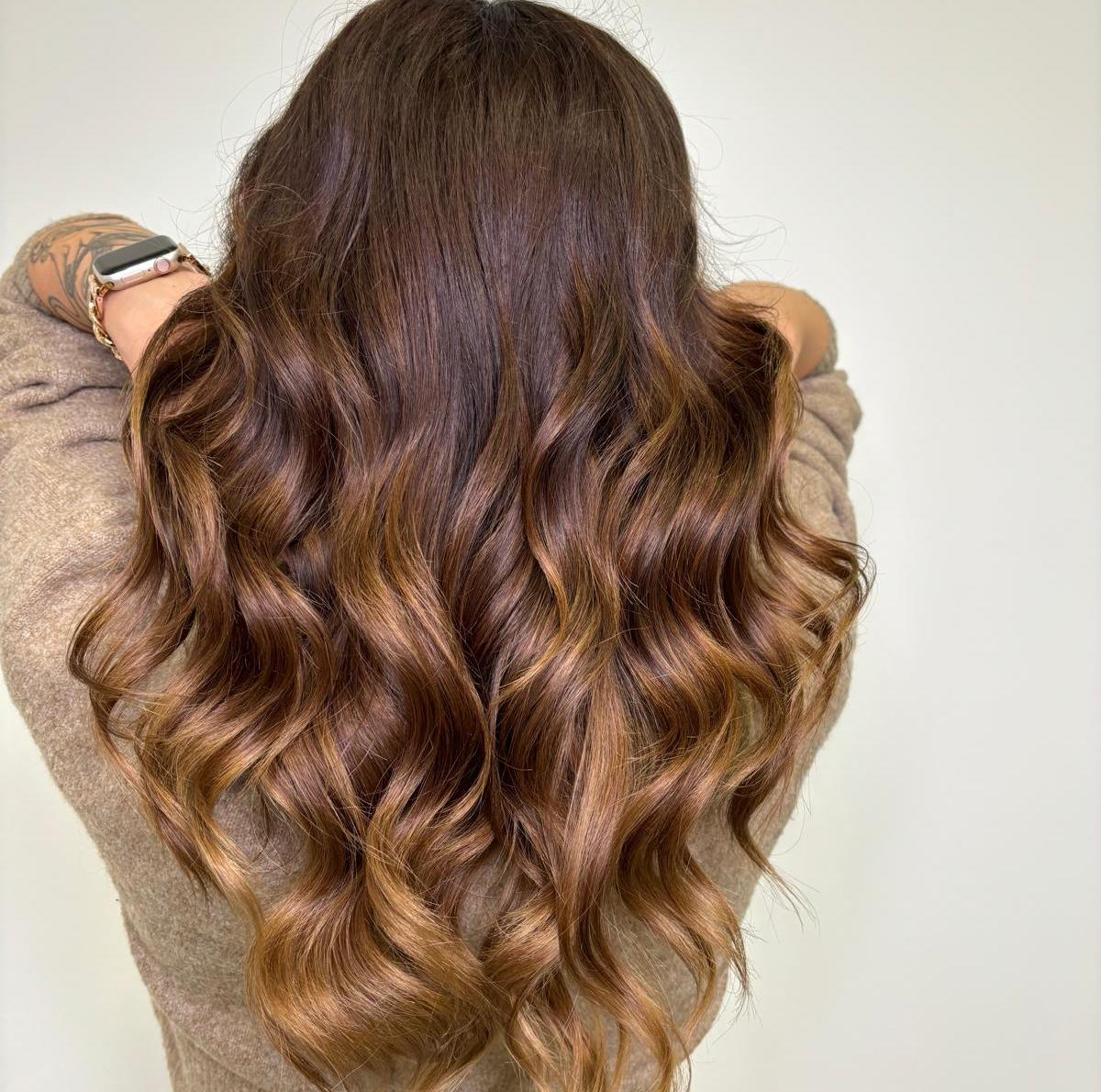 Balayage hajfestés technika – természetes átmeneteket létrehozó modern festési módszer